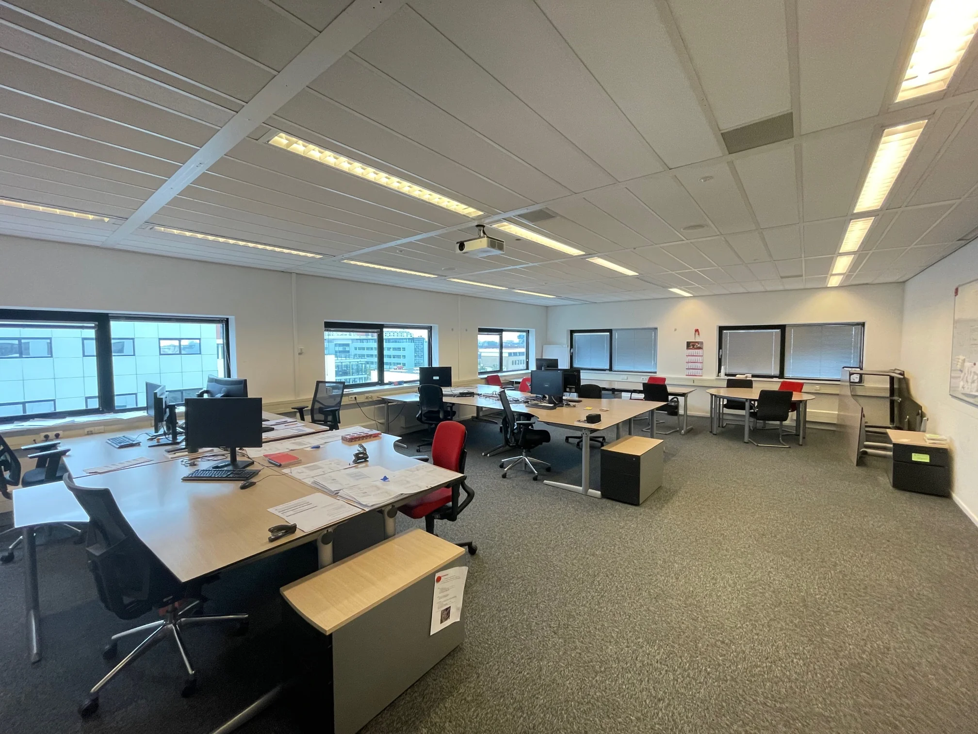 Ruim en licht kantoorpand aan de Karel Doormanweg met meerdere werkplekken en bureaus.